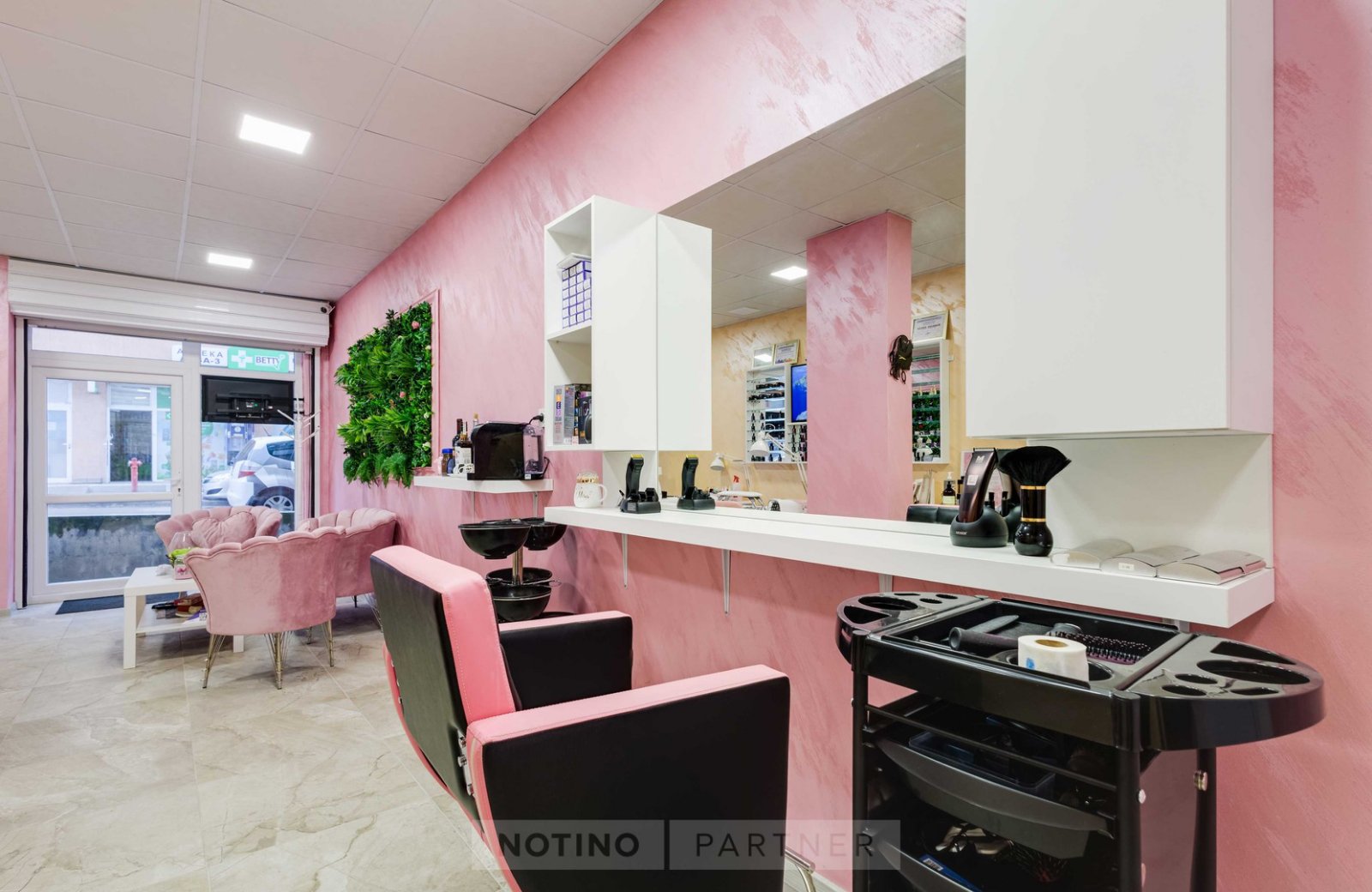 Beauty salon main entrance, Входа на салона за красота